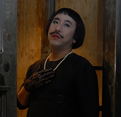 La_veuve_moustachue3door